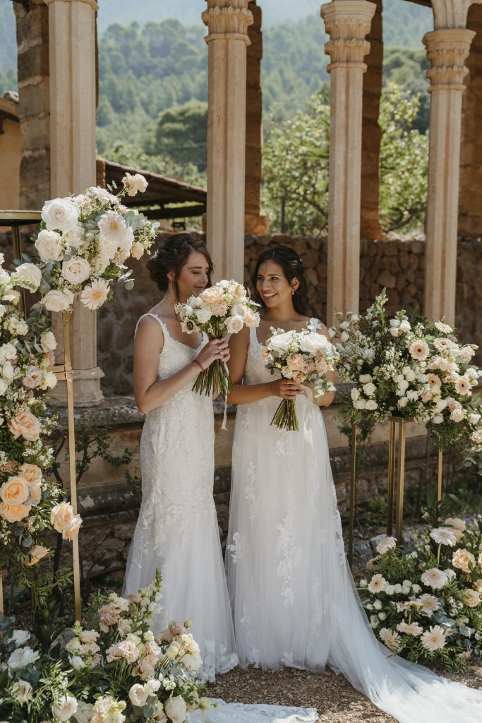 ramo de flores, wedding planner para novia vestida de blanco