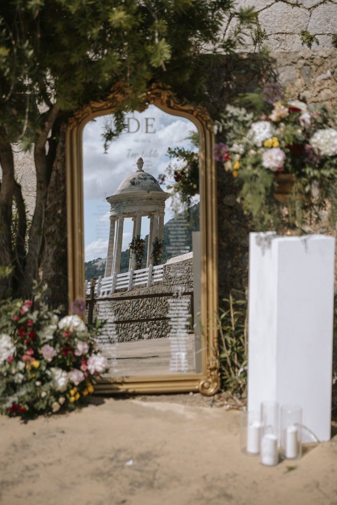 decoración floral con espejo de cristal, wedding planner