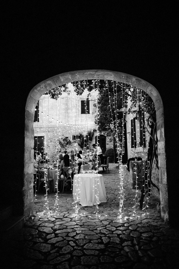 decoración exterior con luces para boda.